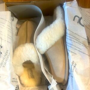 UGG Women’s Scuffette Slip-on II Sandal Light. Sand, Size 8 US